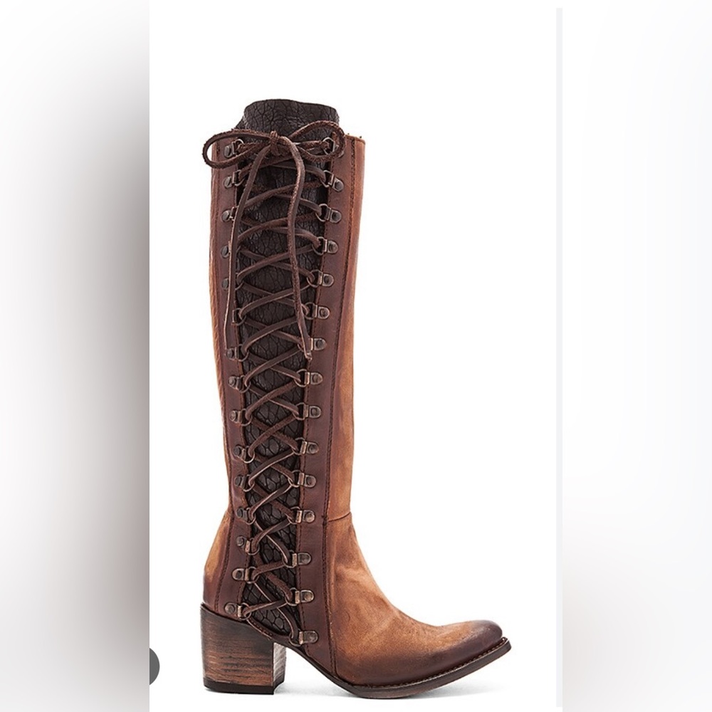 Freebird Wyatt Women US 8 brown, left shoe has a small defect.